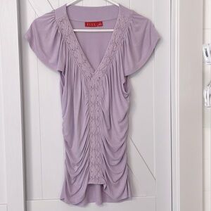 Elle Women’s Cap Sleeve Short-Sleeve V-Neck Lavender Eyelet Trim Top. Size M GUC